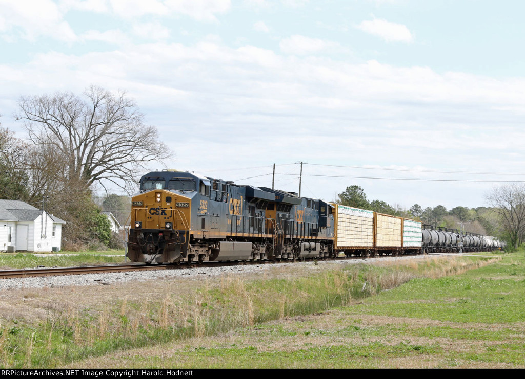 CSX 5322 leads train L235 towards the yard